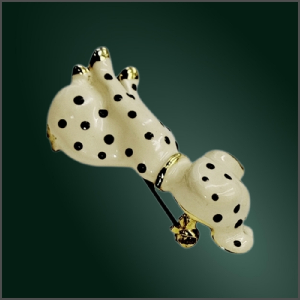 Dalmatian Enamel Gold Tone Seated Dog Brooch - Picture 4 of 7